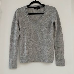 BANANA REPUBLIC FINE ITALIAN YARN Gray V neck Sweater